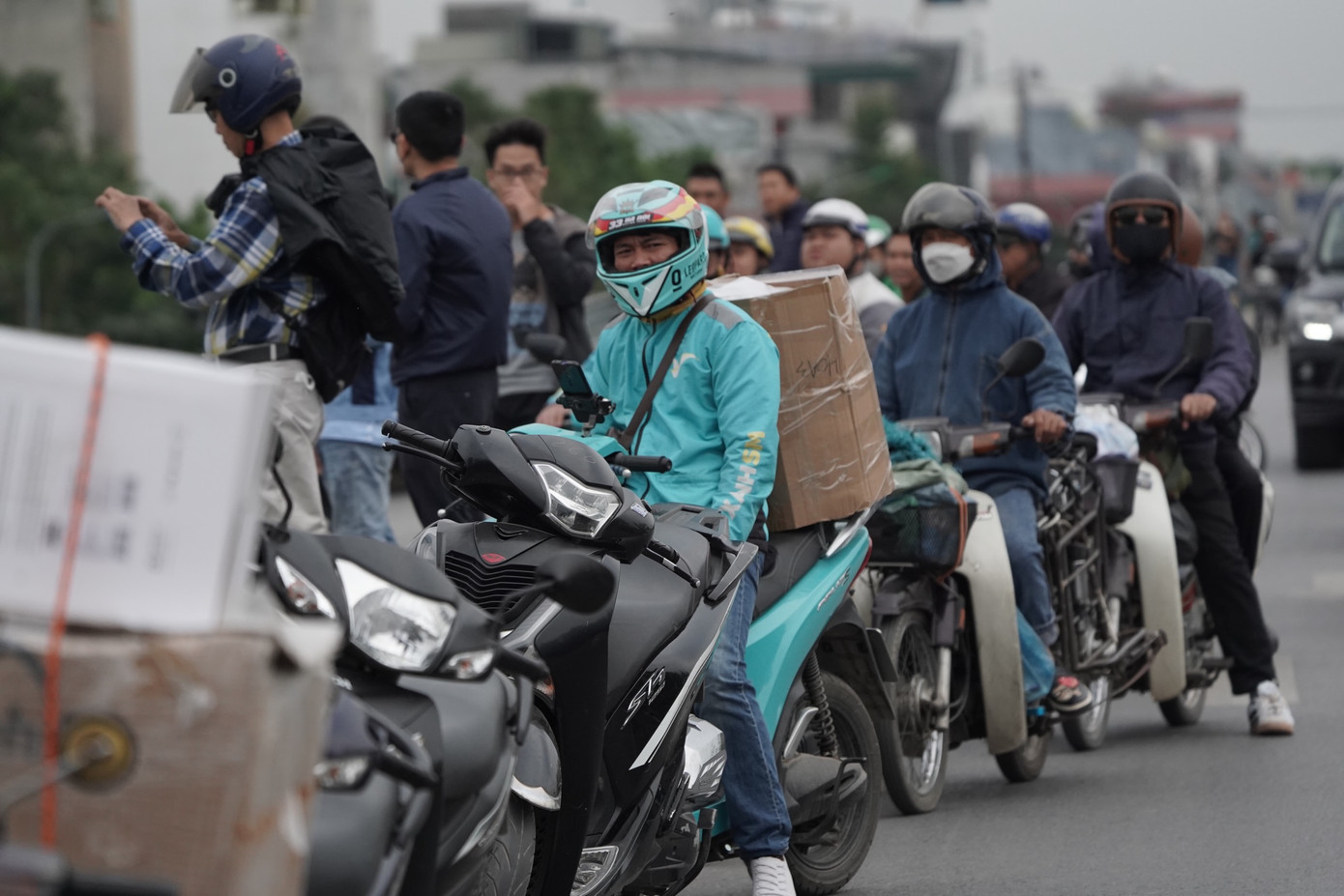 Bất chấp cái lạnh đầu đông, hàng trăm người dân thủ đô đến khu vực đường Bát Khối để xem các biên đội bay trình diễn.