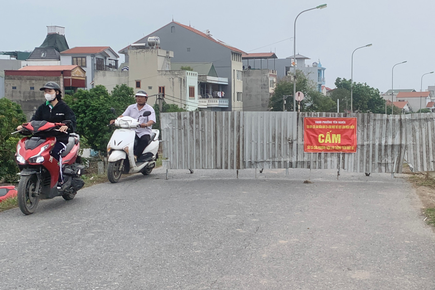 Tuy nhiên, nhiều người điều khiển phương tiện xe máy thản nhiên đi vào đoạn mặt đê đang xảy ra sự cố sạt lở bất chấp nguy hiểm, bất chấp biển cấm.