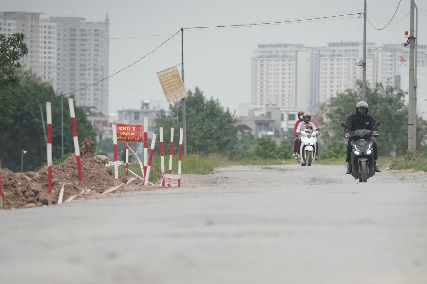"Từ lúc đê bị sụt lún là đường bên dưới lúc nào cũng ùn tắc, chỉ cần hai xe tải đi ngược chiều nhau là đường không có lối thoát, vì vậy nên nhiều người chọn cách băng qua đường đê để đi, còn nếu đi vòng sẽ đi rất là xa", người dân sinh sống dưới đê Yên Nghĩa chia sẻ.