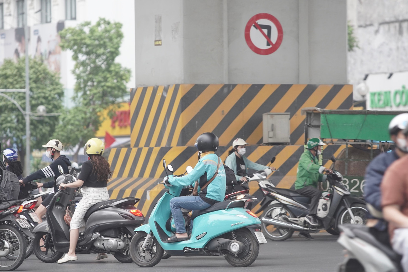 Tài xế cố tình rẽ trái bất chấp biển cấm tại nút giao Trường Chinh, Lê Trọng Tấn.