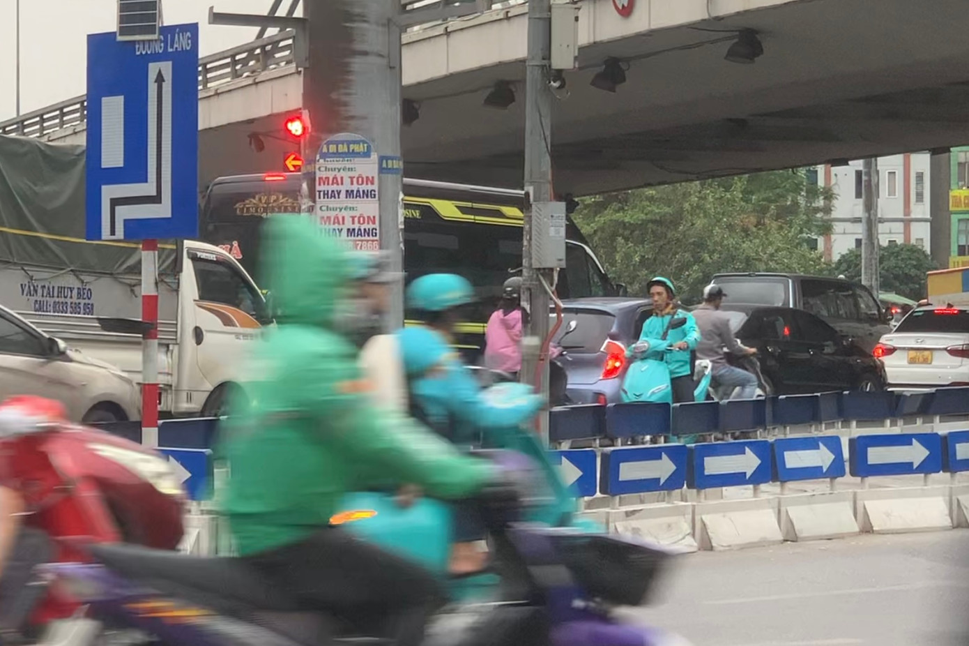 Một xe ôm công nghệ đi ngược chiều bất chấp nguy hiểm tại khu vực Ngã Tư Sở sau khi rẽ sai hướng.