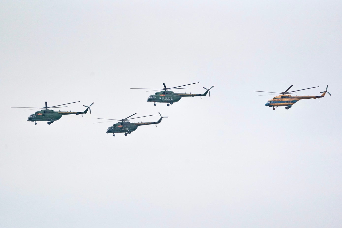 7 chiếc trực thăng Mi cất cánh từ sân bay Hòa Lạc, chia làm hai đội bay, đội 3 chiếc bay trước và 4 chiếc bay kế tiếp.