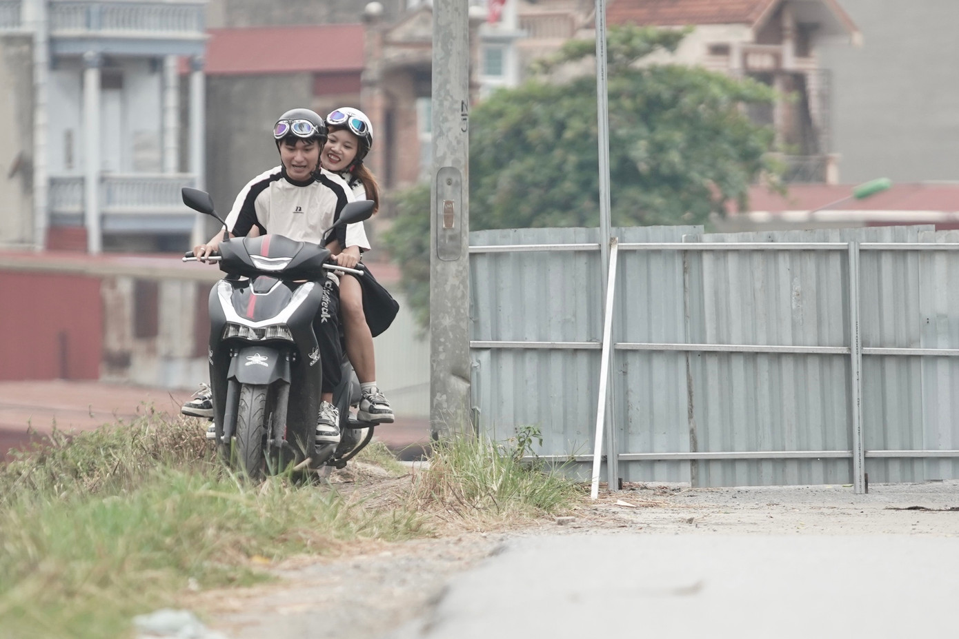 Nhiều phương tiện xe máy bất chấp nguy hiểm, vượt rào, băng qua đoạn đê đang bị sụt lún nghiêm trọng.