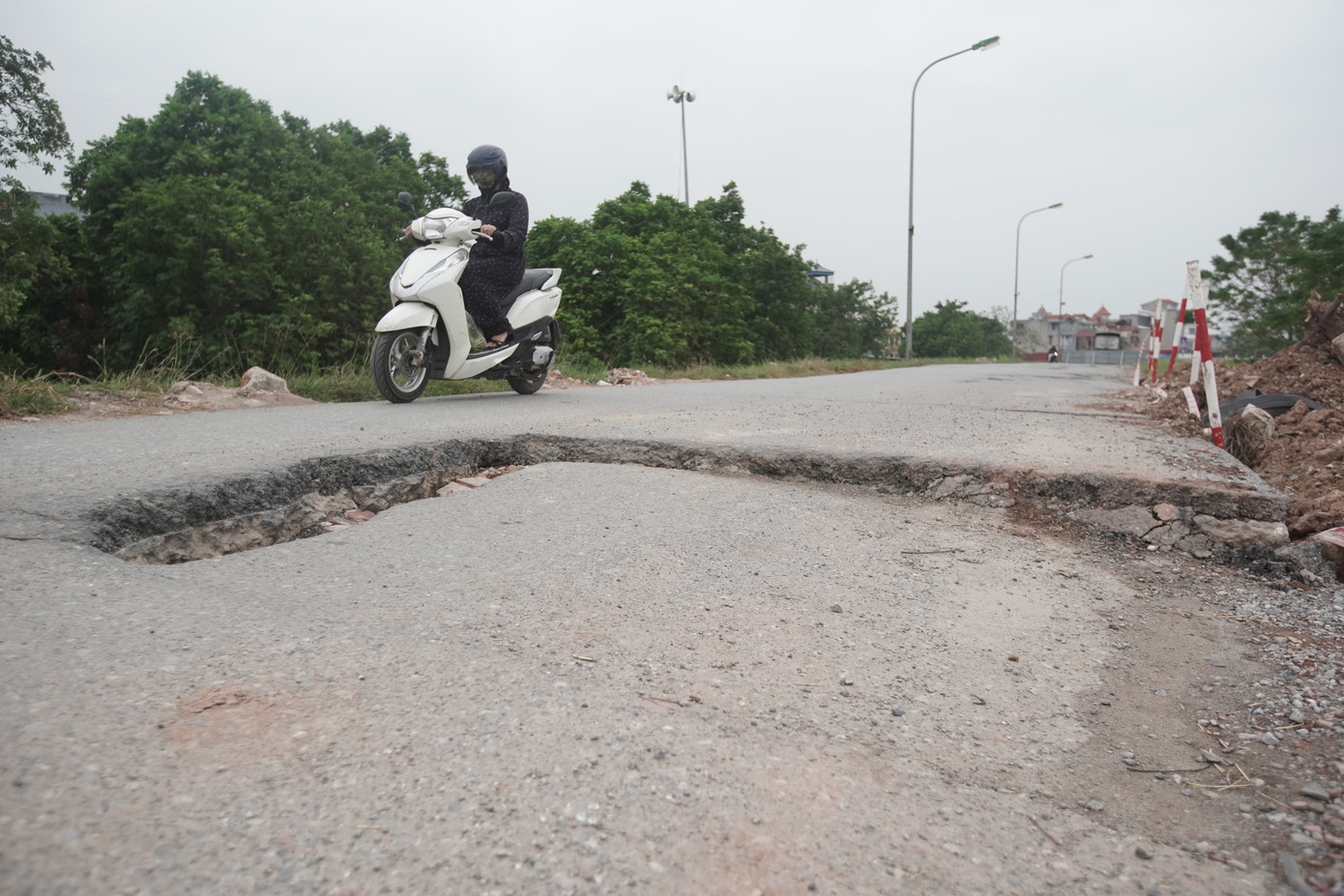 Mặt đường do bị sụt lún bị hư hỏng nặng, xuất hiện nhiều ổ gà, ổ voi, tiềm ẩn nguy cơ mất an toàn giao thông, dễ xảy ra tai nạn.
