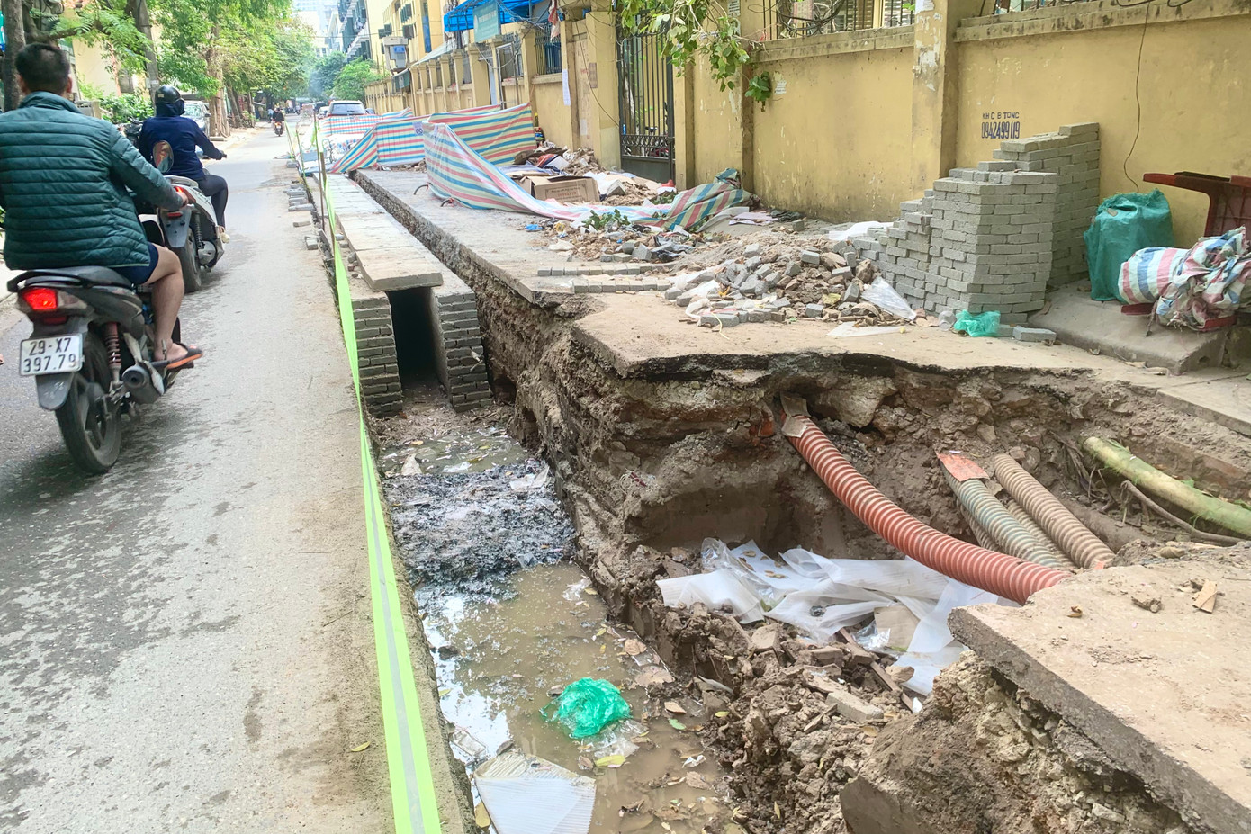 Công nhân ở đây cho biết, các bộ hài cốt đầu tiên được phát hiện khoảng 10 ngày trước đây.