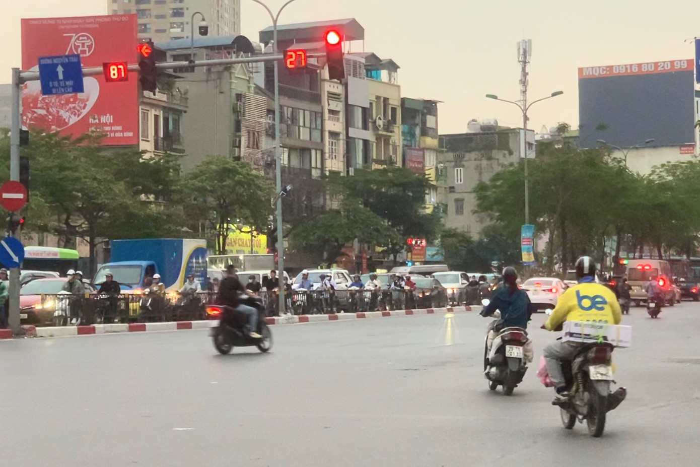 Thay vì chờ đèn đỏ 27 giây, tài xế "liều mình" vi phạm giao thông.