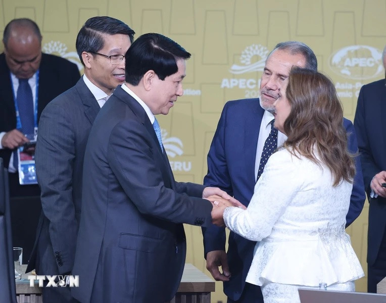 Chủ tịch nước Lương Cường với Tổng thống Peru Dina Ercilia Boluarte Zegarra tại Đối thoại không chính thức giữa các nhà lãnh đạo APEC với khách mời. (Ảnh: Lâm Khánh/TTXVN)