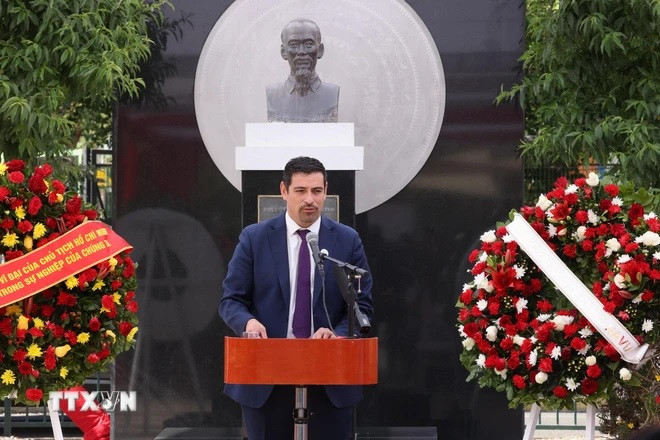 Quận trưởng Cerro Navia Mauro Tamayo phát biểu tại lễ dâng hoa trước Tượng đài Chủ tịch Hồ Chí Minh. (Ảnh: Lâm Khánh/TTXVN) Quận trưởng Cerro Navia Mauro Tamayo phát biểu tại lễ dâng hoa trước Tượng đài Chủ tịch Hồ Chí Minh. (Ảnh: Lâm Khánh/TTXVN)