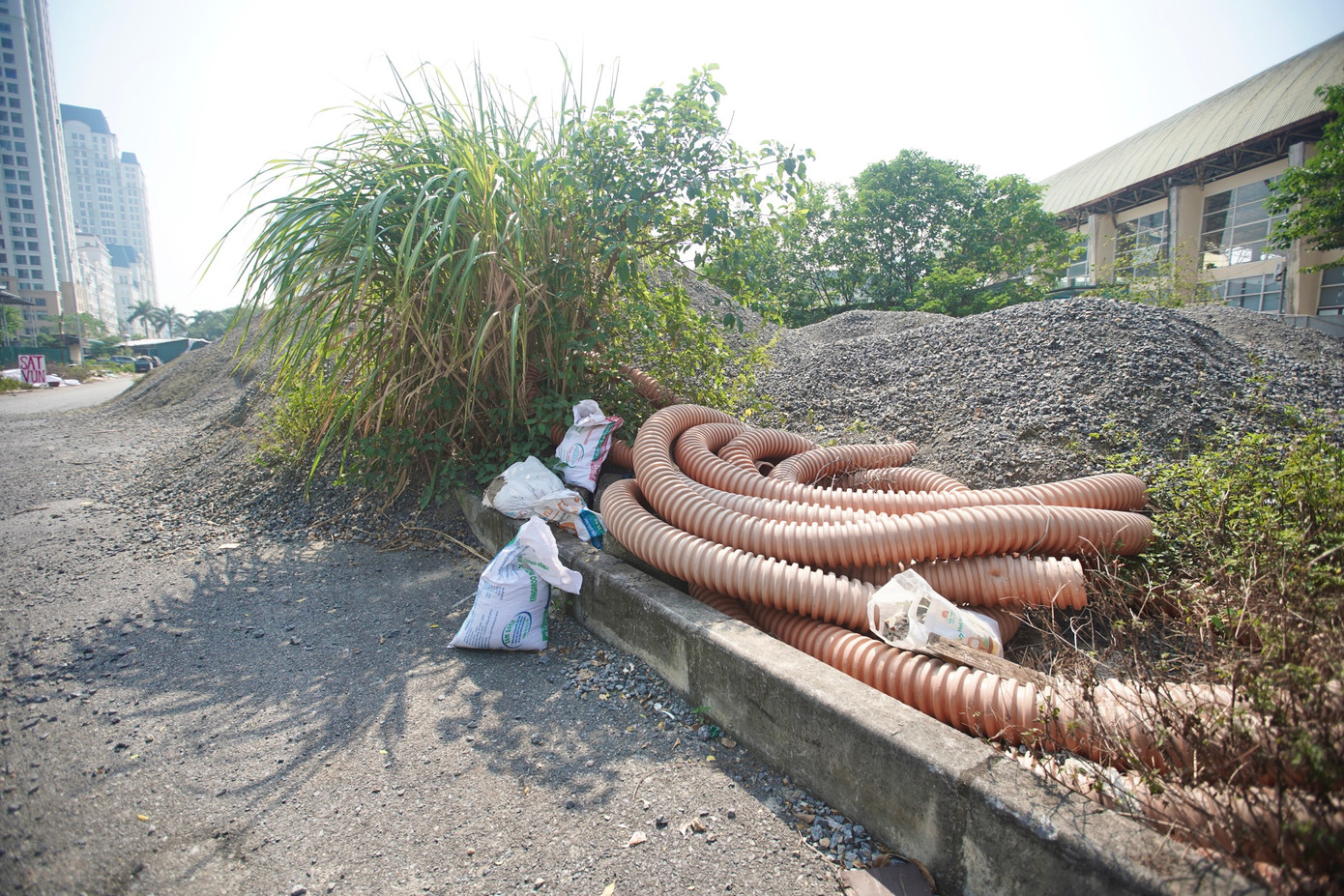 Ngổn ngang vật liệu xây dựng tại khu vực cuối dự án, nút giao với đường Lê Đức Thọ - Phạm Hùng. Ngổn ngang vật liệu xây dựng tại khu vực cuối dự án, nút giao với đường Lê Đức Thọ - Phạm Hùng.