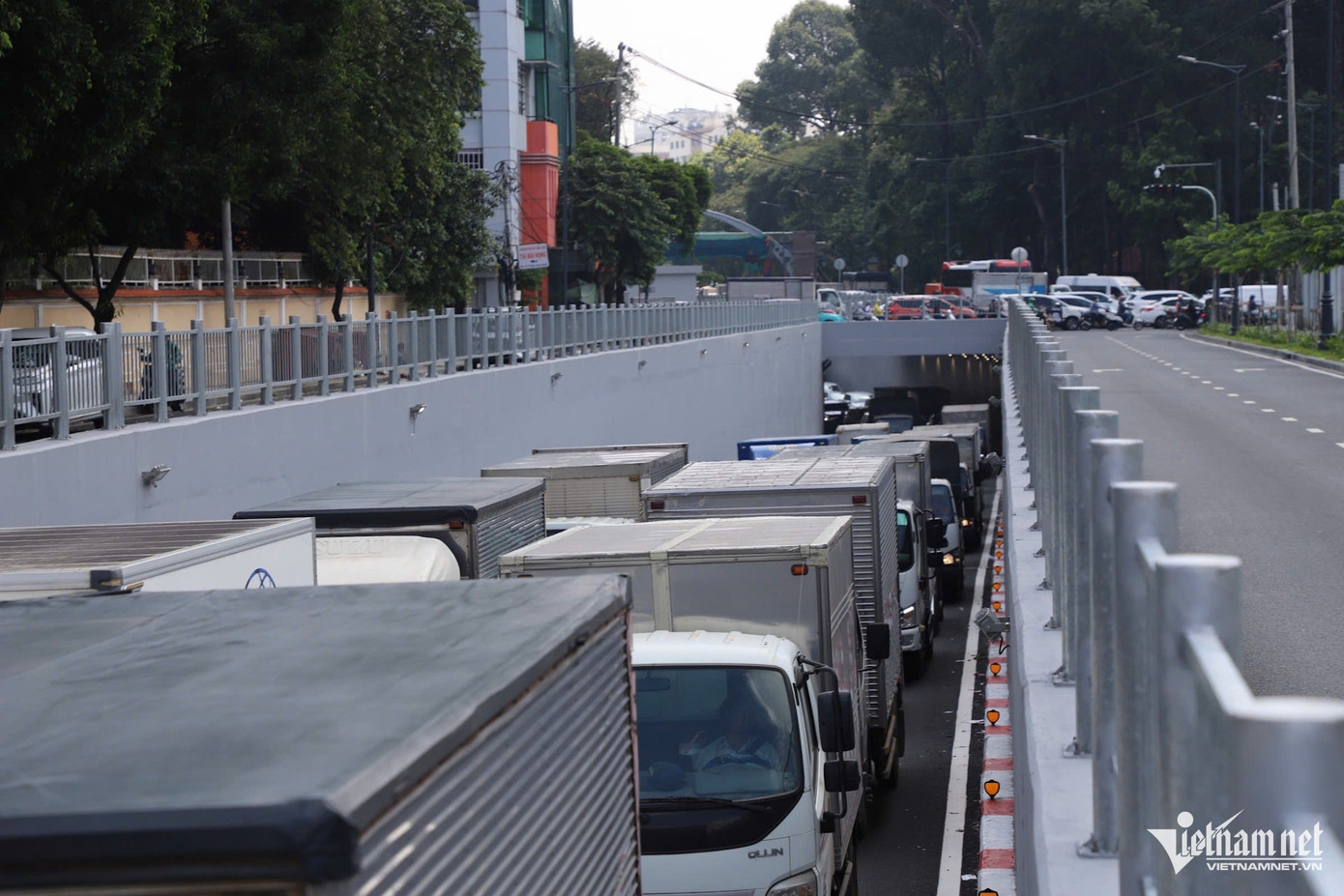 Cảnh dưới hầm chui Phan Thúc Duyện - Trần Quốc Hoàn, ô tô xếp hàng dài không lối thoát theo hướng về đường Thăng Long để thoát ra Cộng Hòa