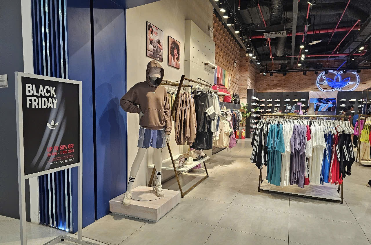 Một thương hiệu nổi tiếng cũng vắng vẻ dù giảm giá đến 50% Một thương hiệu nổi tiếng cũng vắng vẻ dù giảm giá đến 50%