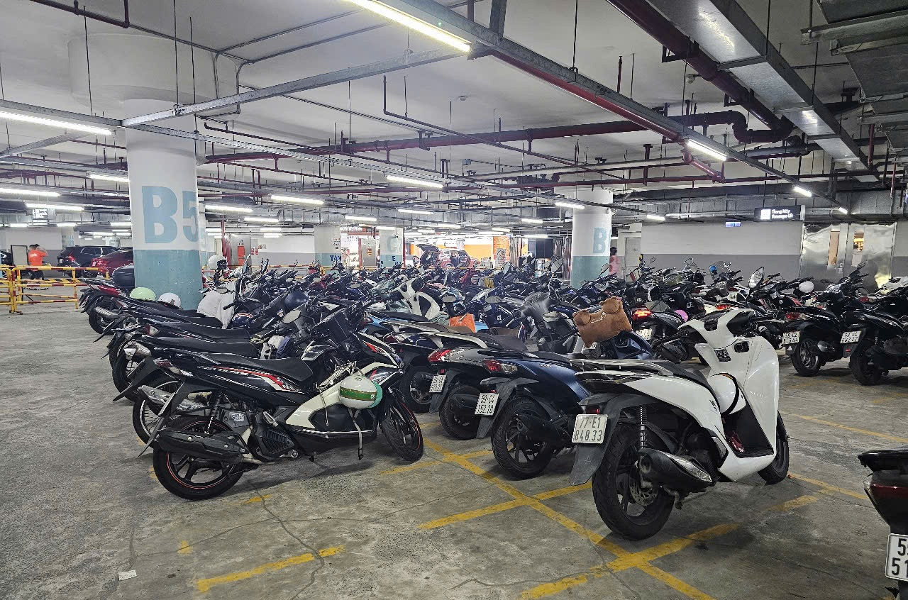 Bãi xe Crescent Mall Bãi xe Crescent Mall