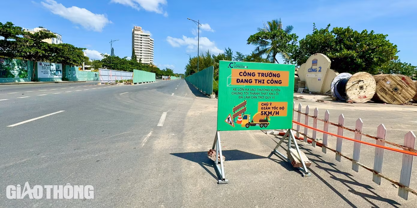 Để đảm bảo an toàn trong quá trình thi công, các khu vực được rào chắn, đặt biển cảnh báo đầy đủ. Để đảm bảo an toàn trong quá trình thi công, các khu vực được rào chắn, đặt biển cảnh báo đầy đủ.