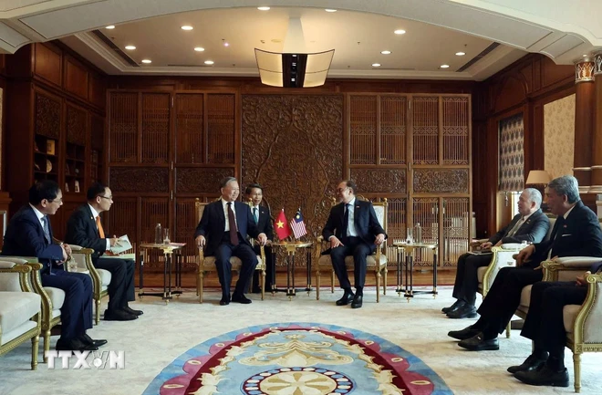 Tổng Bí thư Tô Lâm và Thủ tướng Malaysia Anwar Ibrahim hội đàm hẹp. (Ảnh: Thống Nhất/TTXVN) Tổng Bí thư Tô Lâm và Thủ tướng Malaysia Anwar Ibrahim hội đàm hẹp. (Ảnh: Thống Nhất/TTXVN)