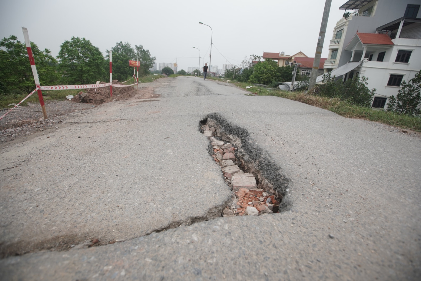 Cụ thể, các sự cố về đê Yên Nghĩa xảy ra tại vị trí từ K22+300 - K22+335. Một số vị trí xuất hiện nhiều vết nứt rộng trên 20 cm.