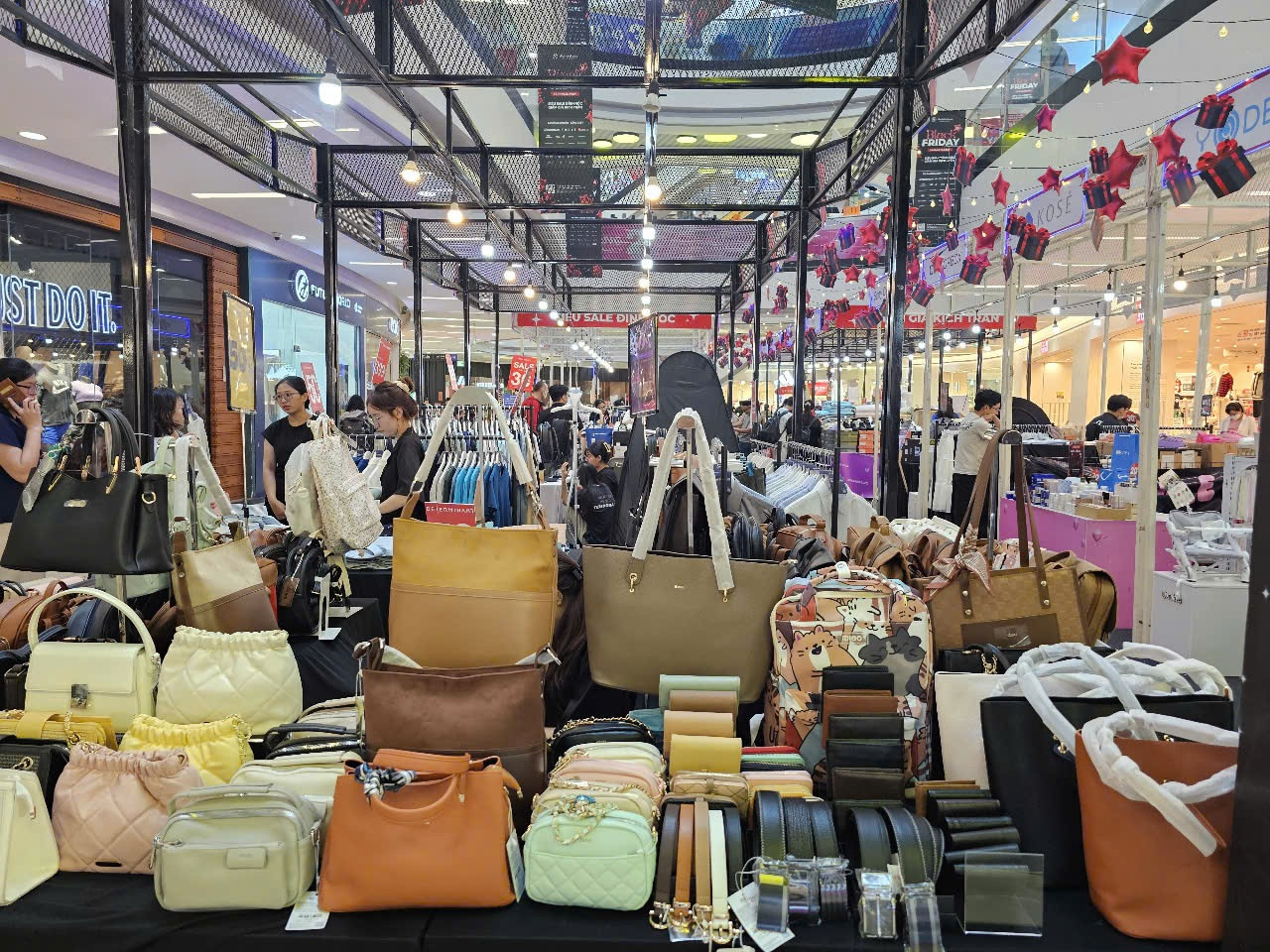 Khu vực bán hàng giảm giá Black Friday thưa thớt khách Khu vực bán hàng giảm giá Black Friday thưa thớt khách