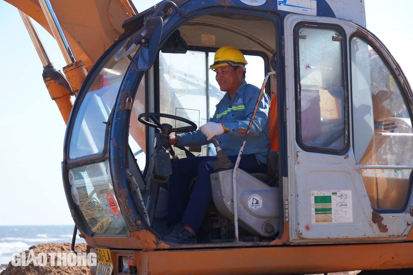 Tận dụng thời tiết nắng nóng, xe cuốc, xe lu, xe ủi được các công nhân điều khiển hoạt động từ sáng đến đêm không ngừng nghỉ để đẩy nhanh tiến độ.