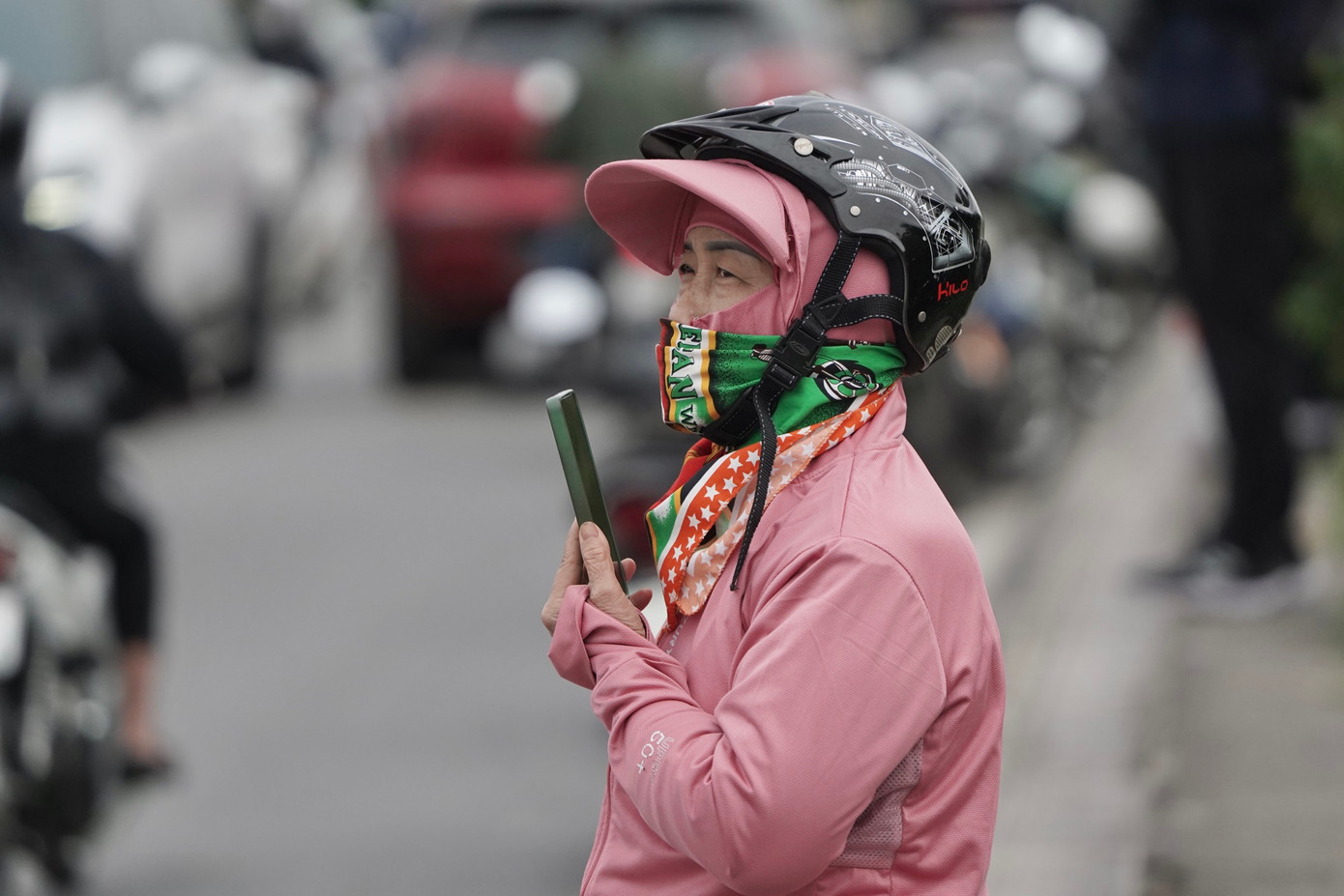 Cô Vũ Thị Thúy Hằng (45 tuổi, người Quảng Ninh) vượt hơn 200km đến khu vực sân bay Gia Lâm để xem diễn tập. &quot;Thật là tuyệt vời, phi đội bay mạnh mẽ, hùng hậu và rất đẹp&quot;, cô Hằng chia sẻ.