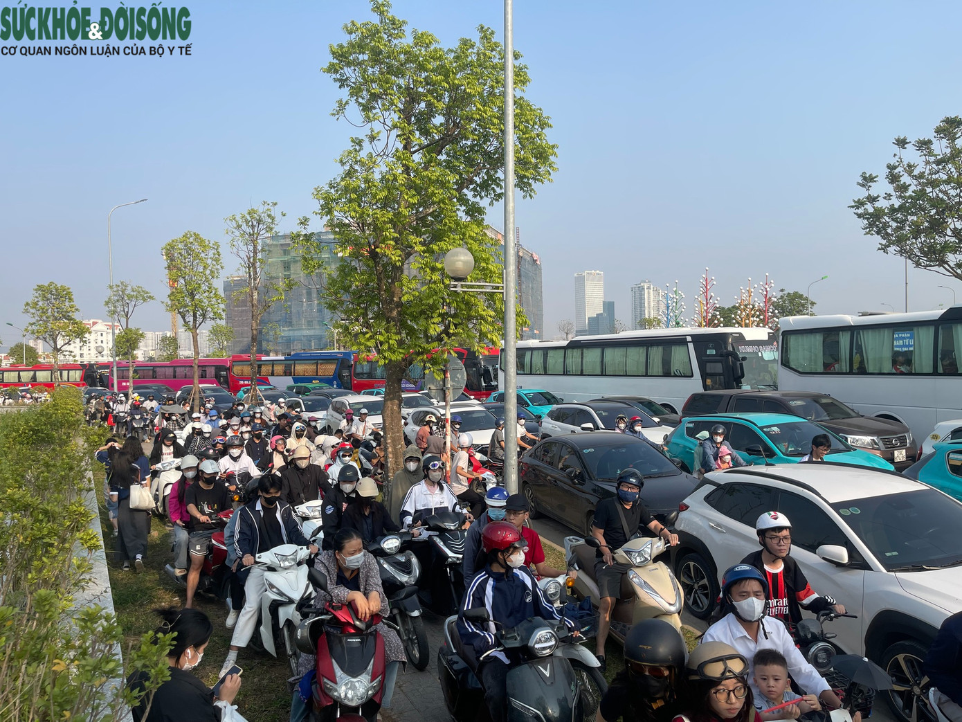 Ghi nhận của phóng viên Báo Sức khỏe và Đời sống, hai ngày thứ Bảy (9/11) và Chủ nhật (10/11), có hàng chục nghìn người dân đổ về Bảo tàng Lịch sử Quân sự Việt Nam để tham quan miễn phí.