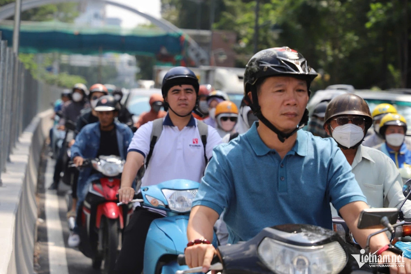 Kẹt xe giữa trưa nắng khiến người dân vất vả di chuyển qua khu vực hầm chui.