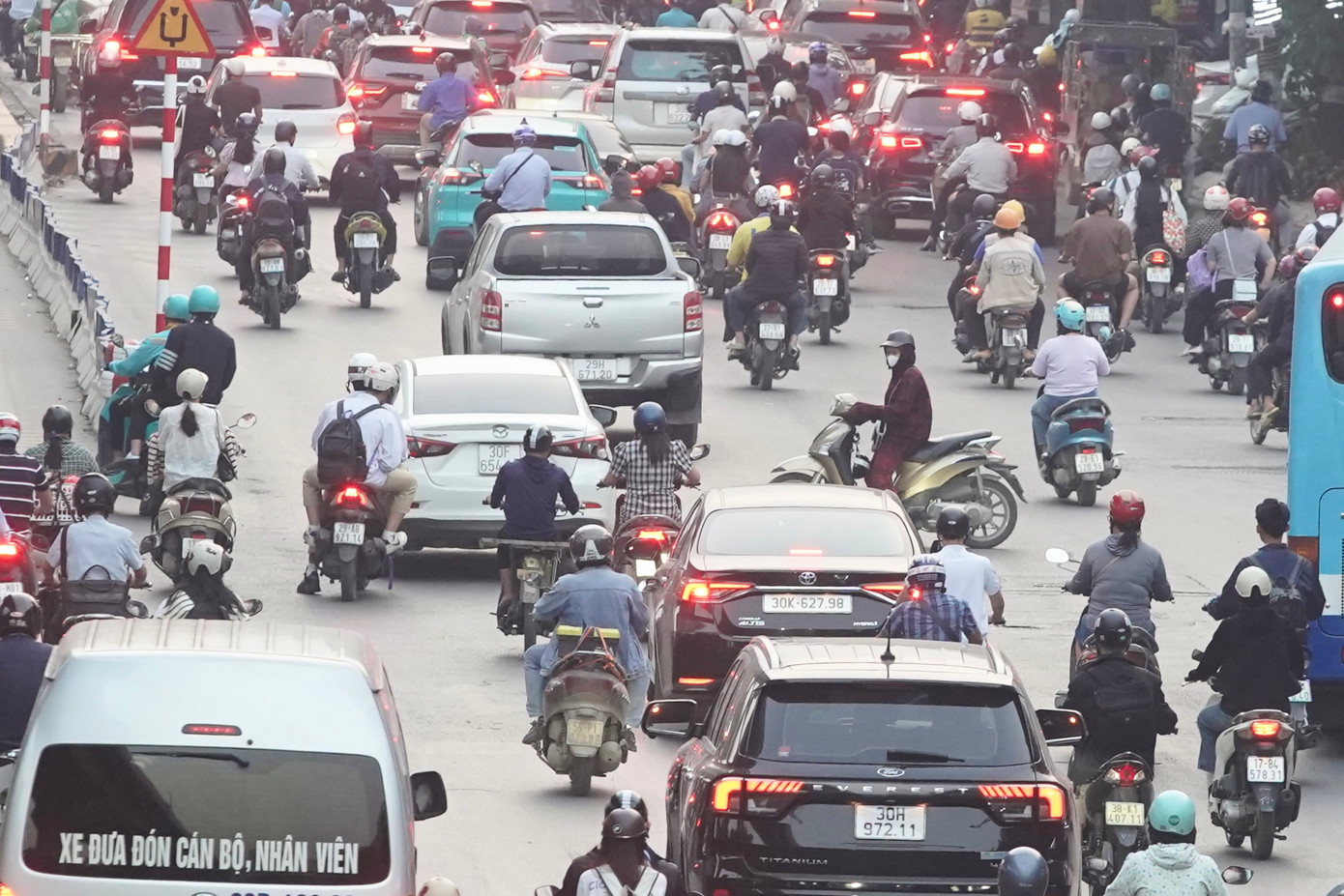 Hàng ngày, các phương tiện vẫn đi thẳng từ Nguyễn Tuân cắt mặt các phương tiện, băng qua nhiều làn xe trên đường Nguyễn Trãi khi đi xuống hầm chui, tiềm ẩn nguy cơ mất an toàn giao thông, dễ xảy ra tai nạn.