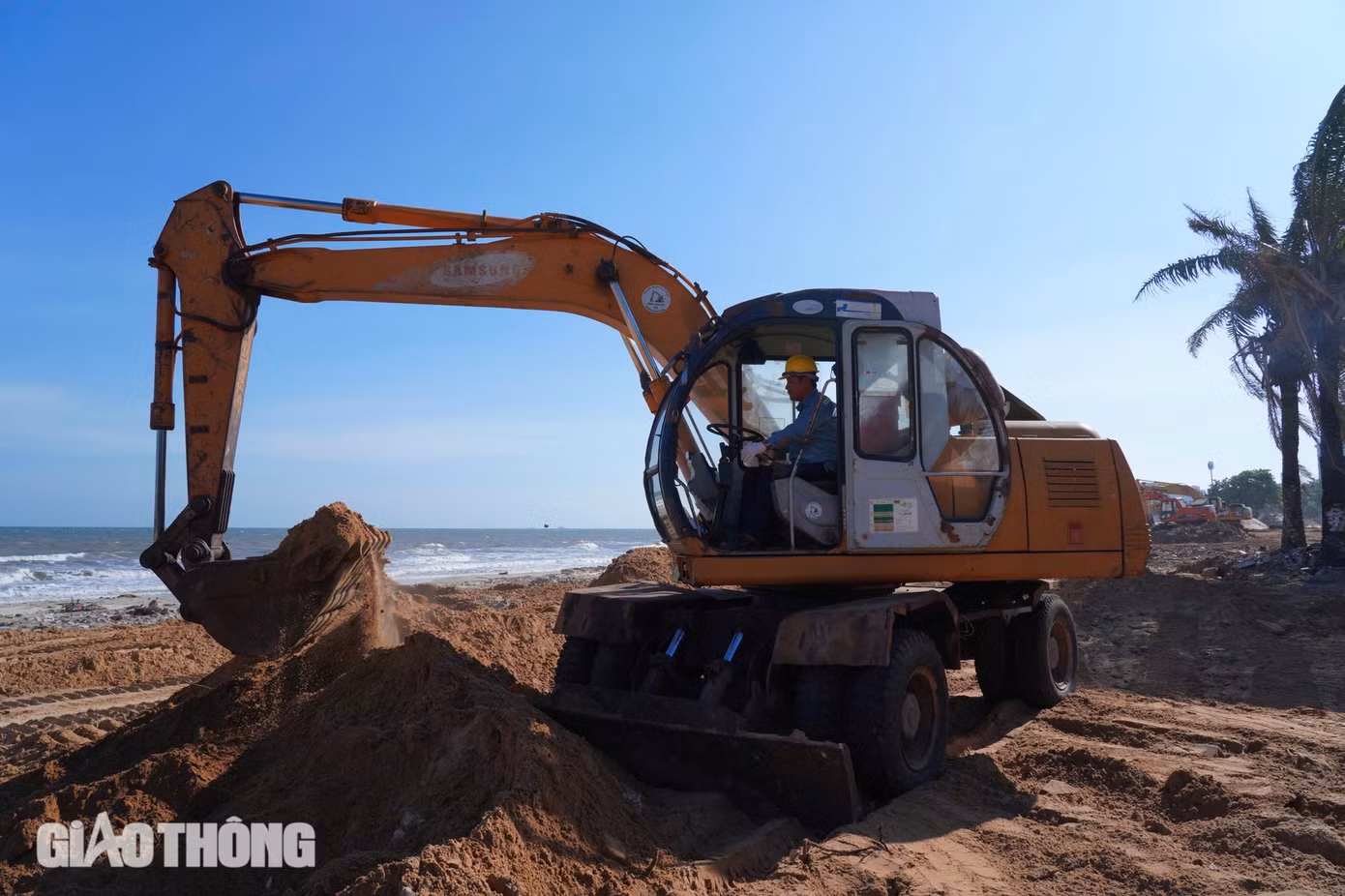 Theo ghi nhận của PV, nhà thầu đã huy động nhiều xe máy, thiết bị, nhân sự đến công trường dàn trải thi công ở phần đường Thùy Vân và khu vực bãi biển. Tại công trình này, công nhân đang dọn dẹp xử lý mặt bằng, cưa cắt cây… Ngoài ra cũng tập trung thi công đào khuôn, cắt nền ở phần đường. Theo ghi nhận của PV, nhà thầu đã huy động nhiều xe máy, thiết bị, nhân sự đến công trường dàn trải thi công ở phần đường Thùy Vân và khu vực bãi biển. Tại công trình này, công nhân đang dọn dẹp xử lý mặt bằng, cưa cắt cây… Ngoài ra cũng tập trung thi công đào khuôn, cắt nền ở phần đường.