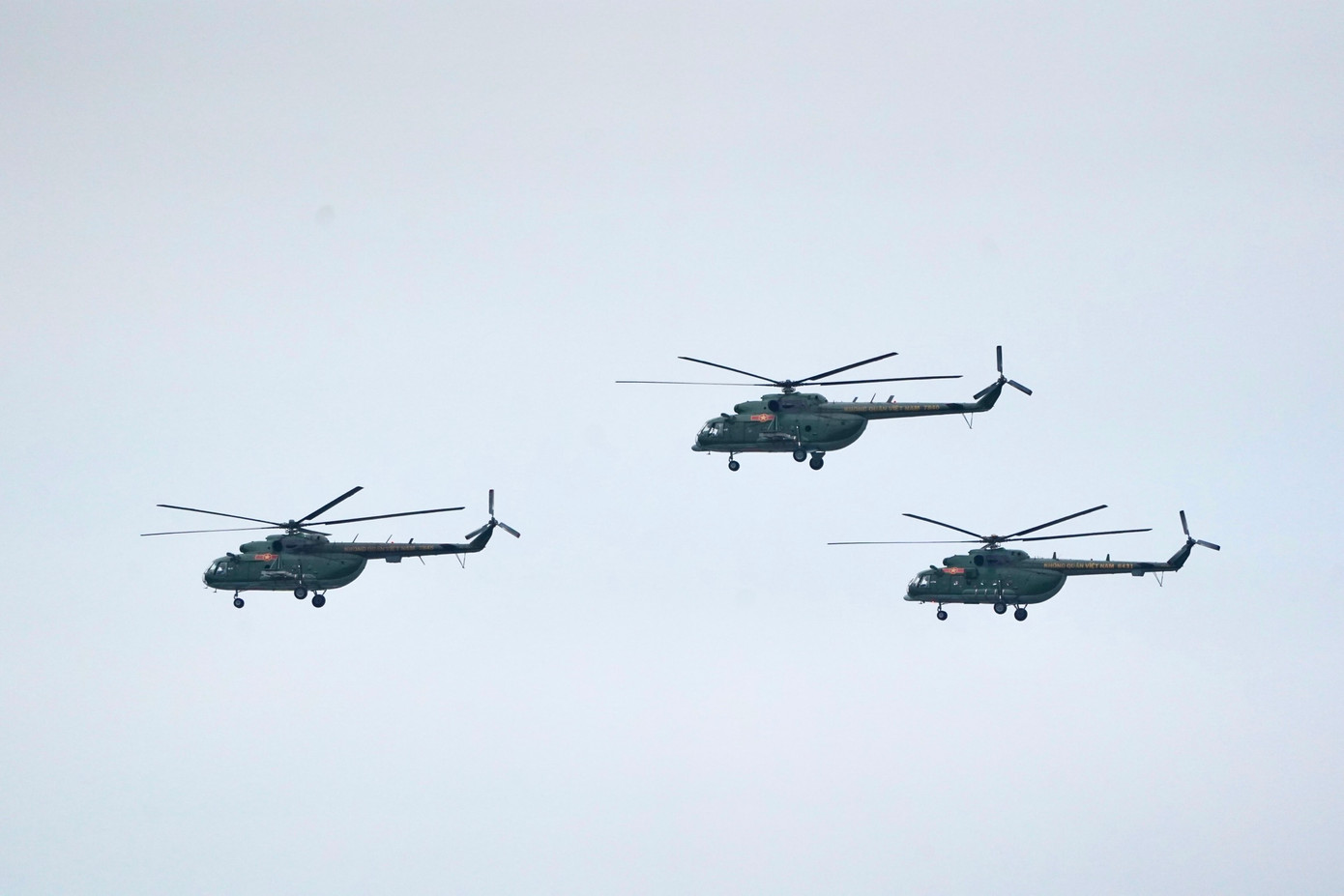 7 chiếc trực thăng Mi cất cánh từ sân bay Hòa Lạc, chia làm hai đội bay, đội 3 chiếc bay trước và 4 chiếc bay kế tiếp.