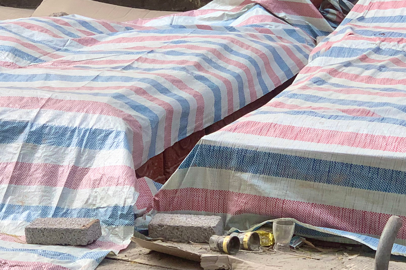 Hài cốt sau đó được đơn vị thi công tập kết để chuyển đi nơi khác.