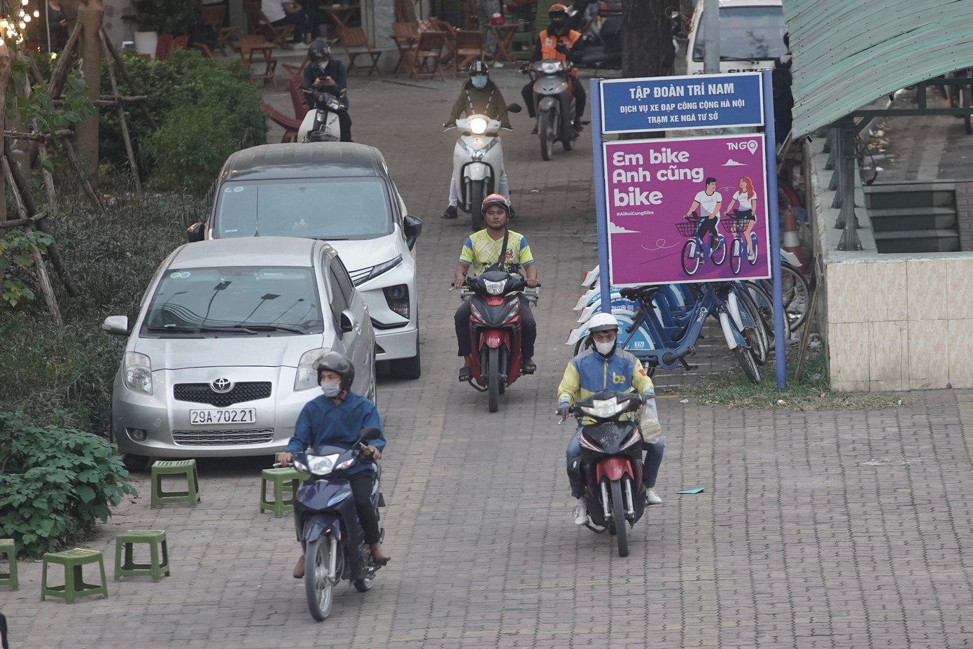 Các phương tiện nối đuôi nhau đi trên vỉa hè đường Láng.