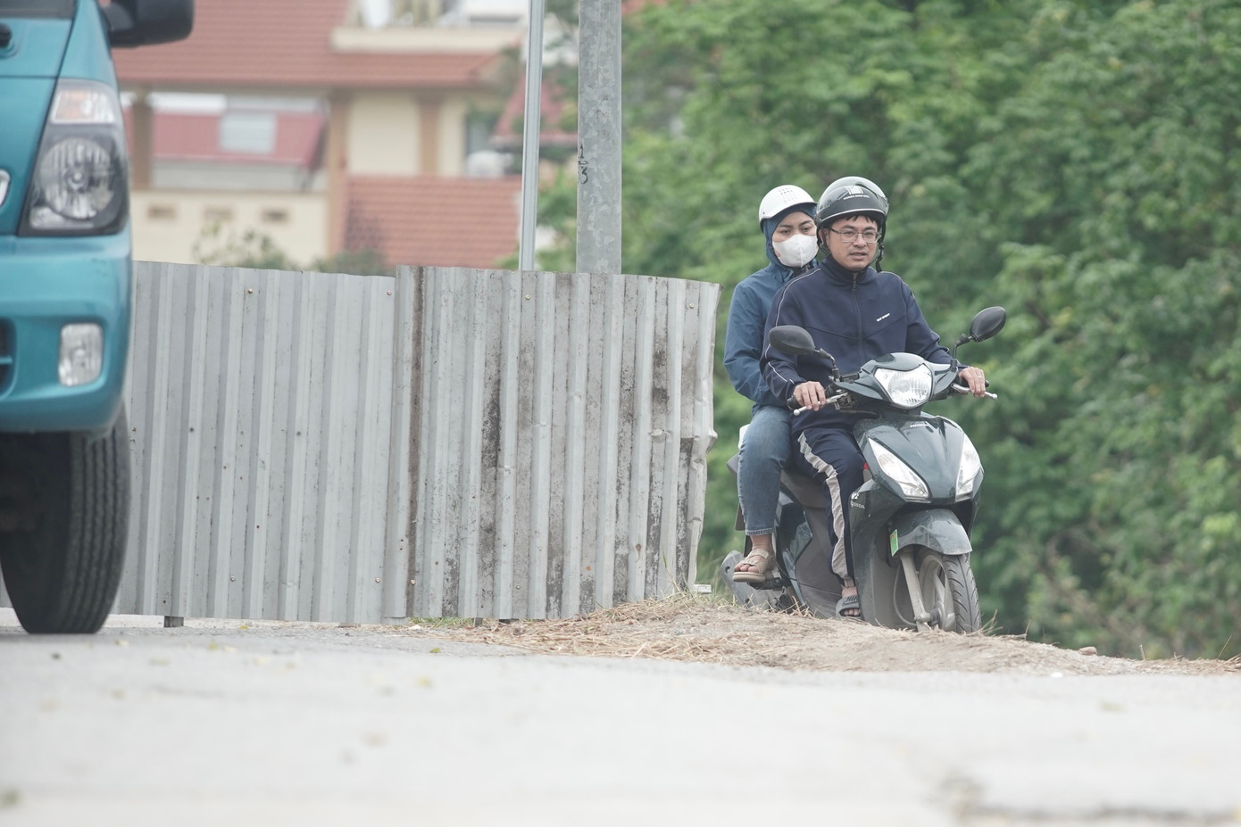Nhiều phương tiện xe máy bất chấp nguy hiểm, vượt rào, băng qua đoạn đê đang bị sụt lún nghiêm trọng.