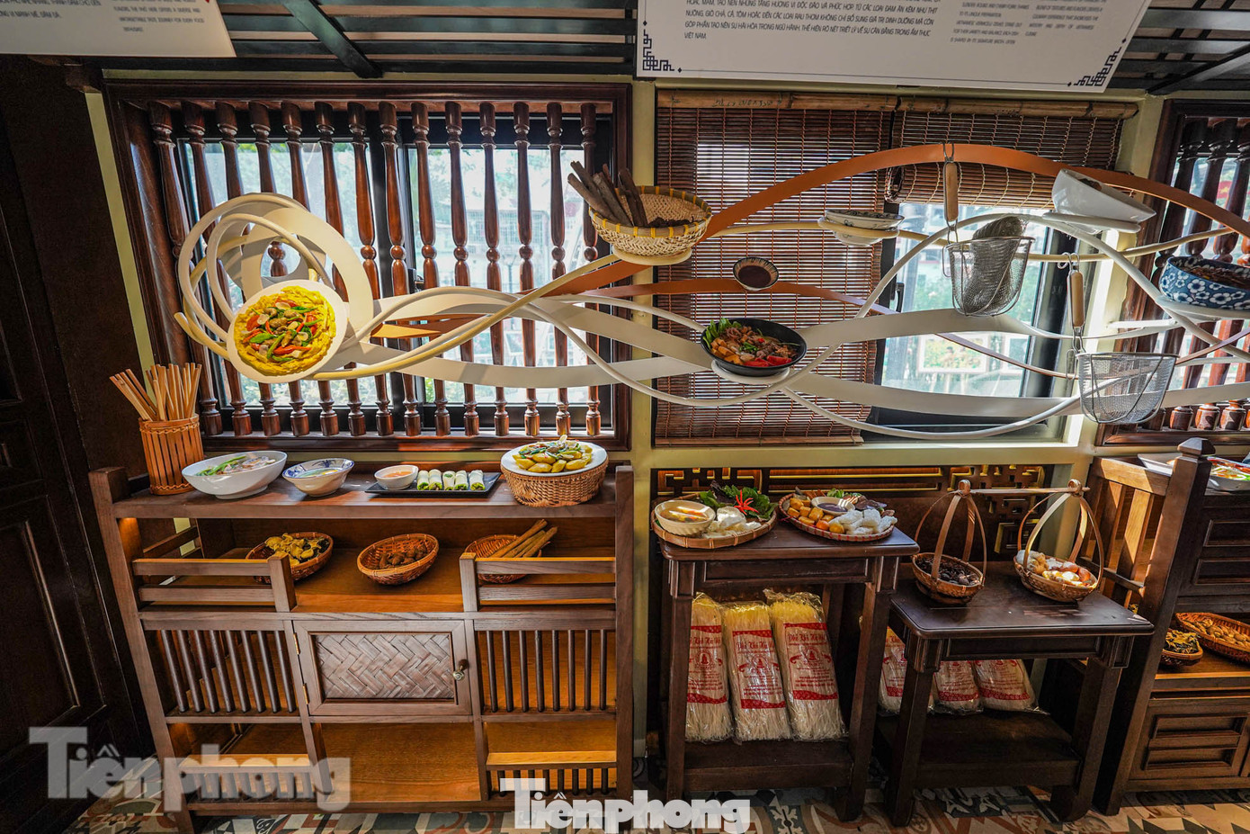 Bên trong tầng 1 giới thiệu các loại món ăn từ bún, phở, sợi... đến từ các vùng miền khác nhau.