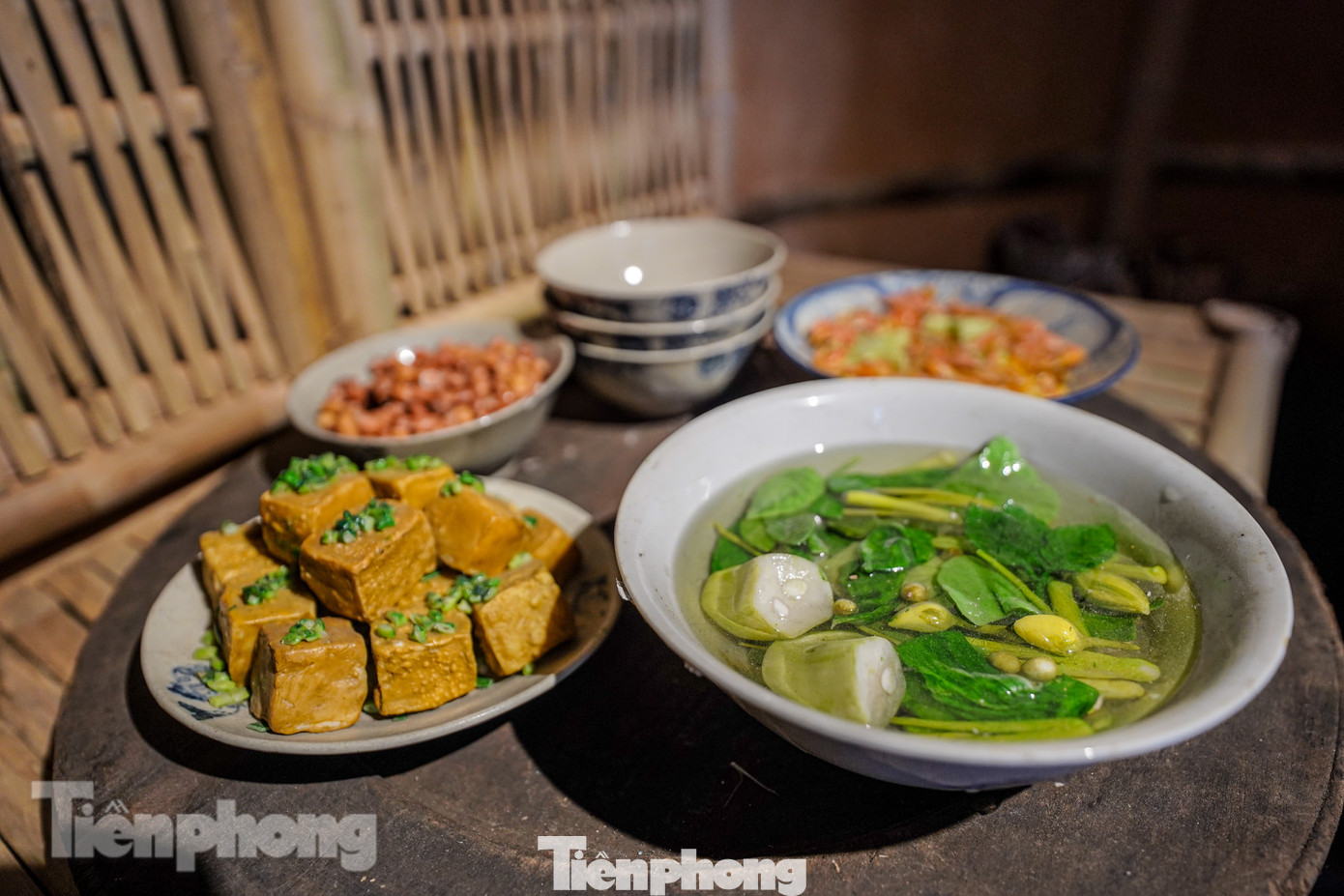 Không gian bếp đậm chất thời "ông bà anh" với lúa, rơm, thóc, gạo, mâm, nồi...