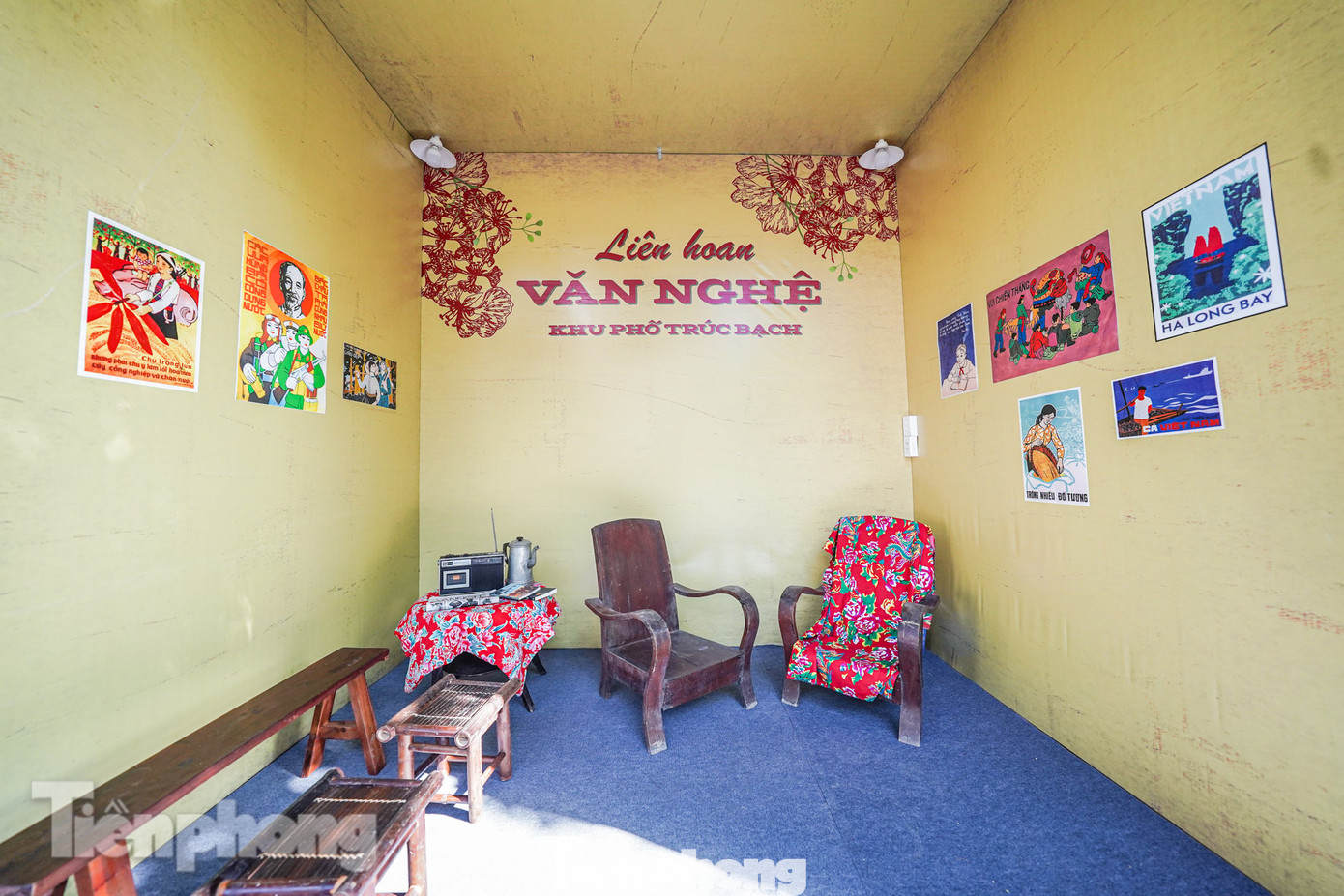 Không gian văn nghệ được tái hiện sinh động với đài cát-sét, tạp chí, tờ báo...