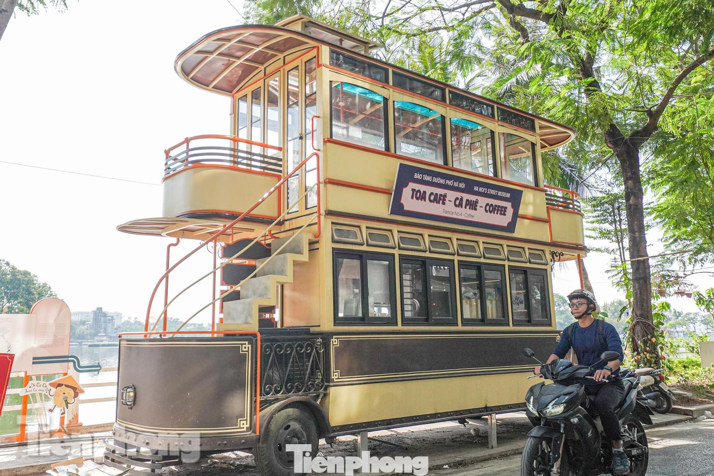 Đến với "Đêm Trúc Bạch", người dân và du khách được tham gia các hoạt động tham quan, tìm hiểu và trải nghiệm rang cà phê củi; làm túi thơm cà phê, mô hình món ăn siêu nhỏ, tò he…