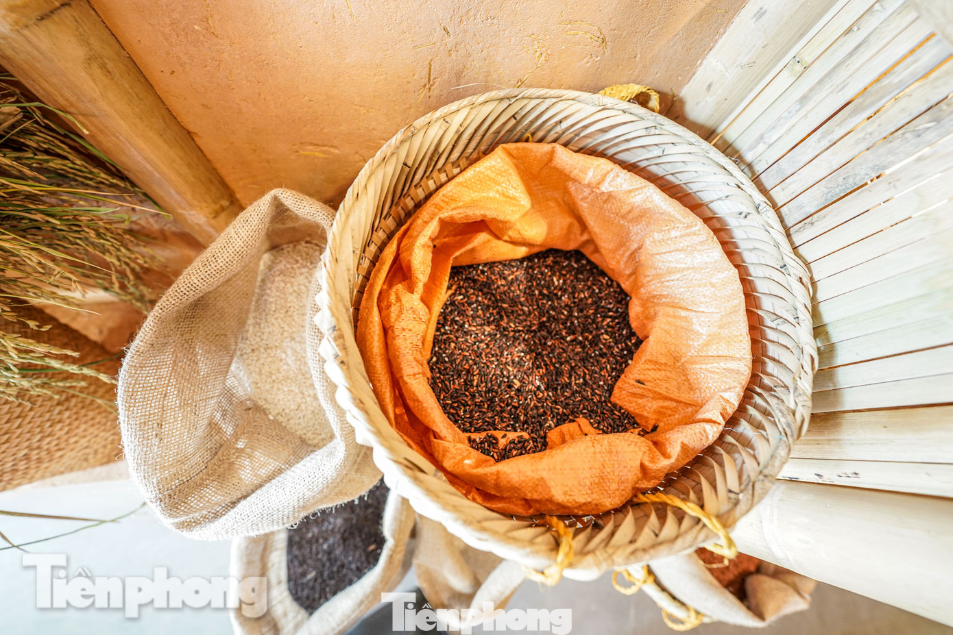 Không gian bếp đậm chất thời "ông bà anh" với lúa, rơm, thóc, gạo, mâm, nồi...