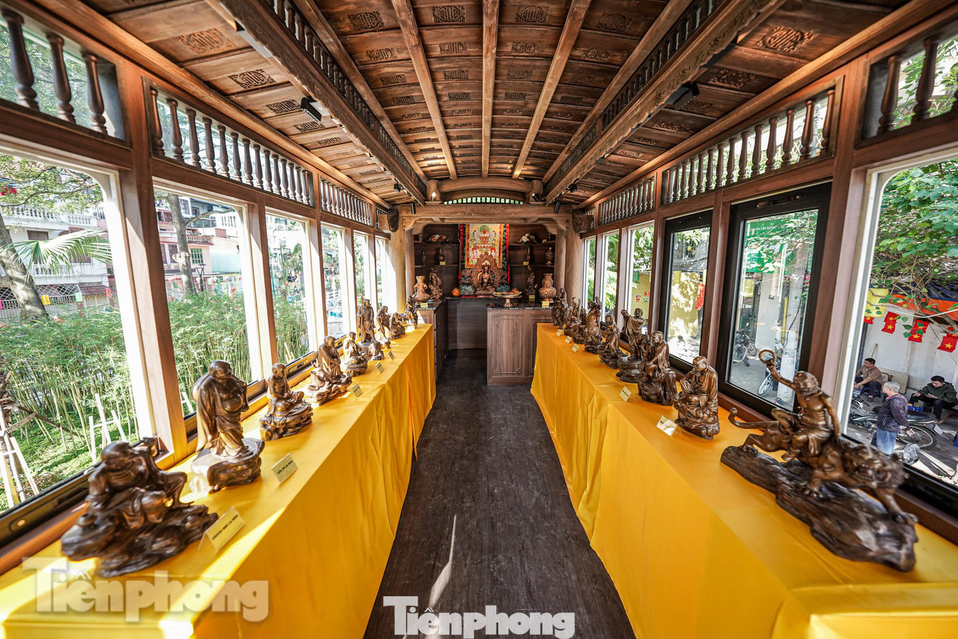 Các pho tượng được trưng bày ở tầng 2.