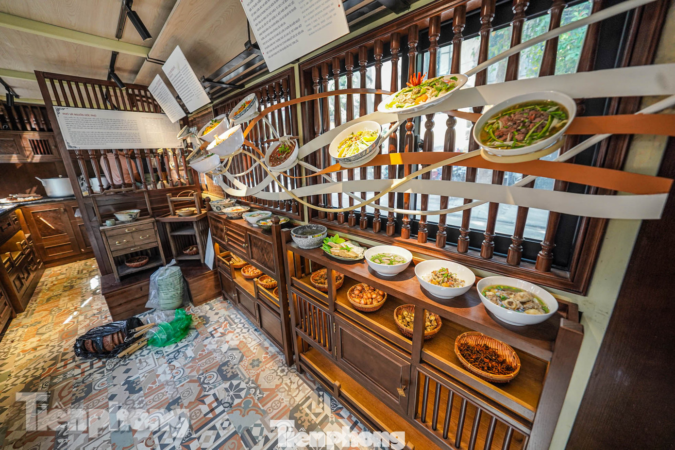 Bên trong tầng 1 giới thiệu các loại món ăn từ bún, phở, sợi... đến từ các vùng miền khác nhau.