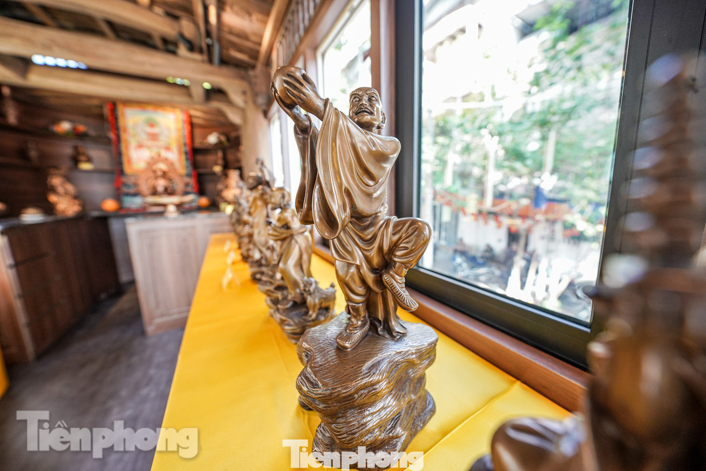 Các pho tượng được trưng bày ở tầng 2.