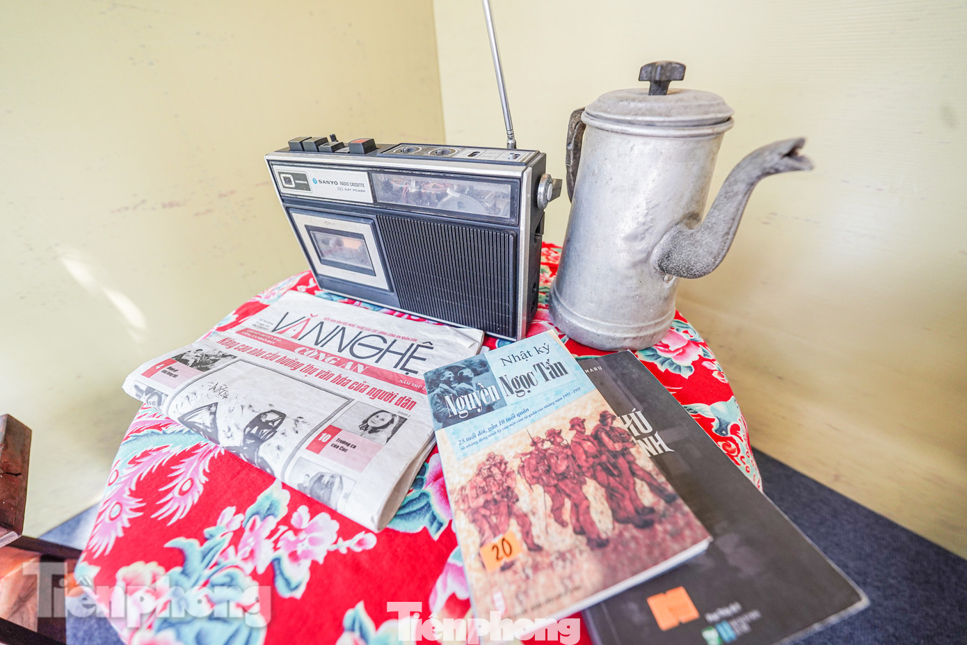 Không gian văn nghệ được tái hiện sinh động với đài cát-sét, tạp chí, tờ báo...