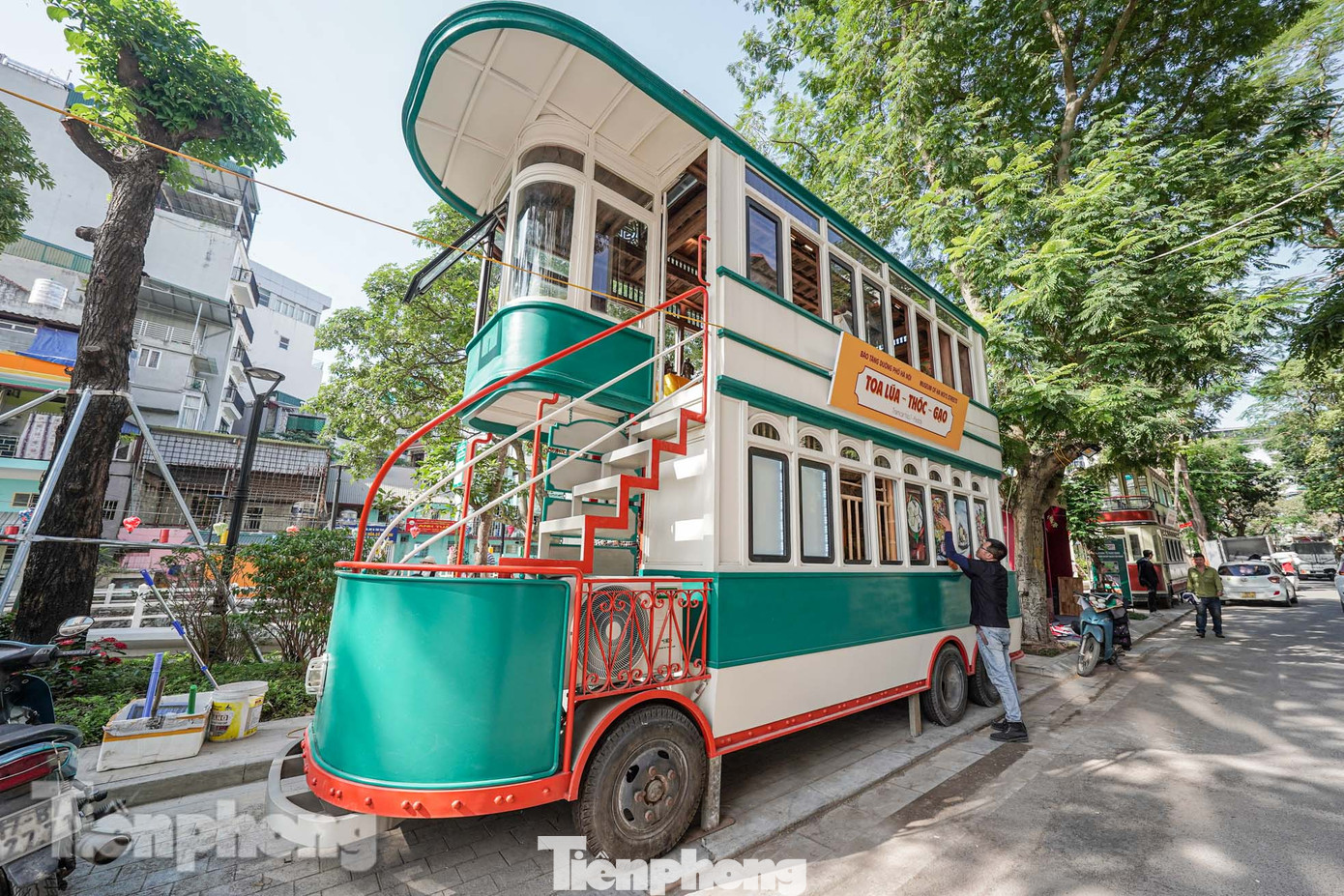 Toa "Lúa - Thóc - Gạo" là một trong tòa tàu điện mới trong Tuyến tàu điện số 6.