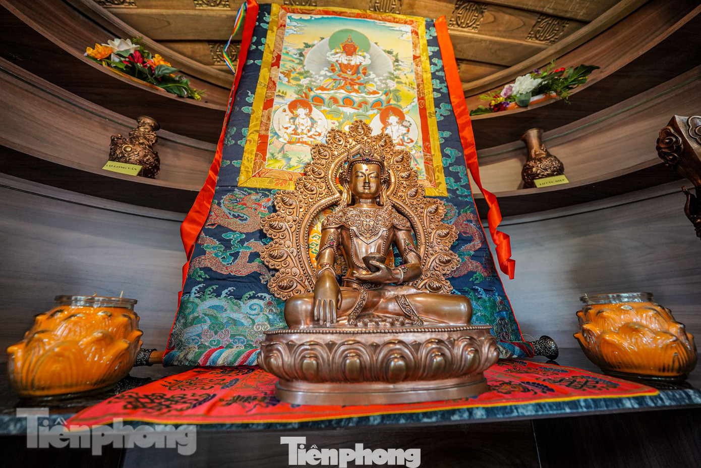 Các pho tượng được trưng bày ở tầng 2.