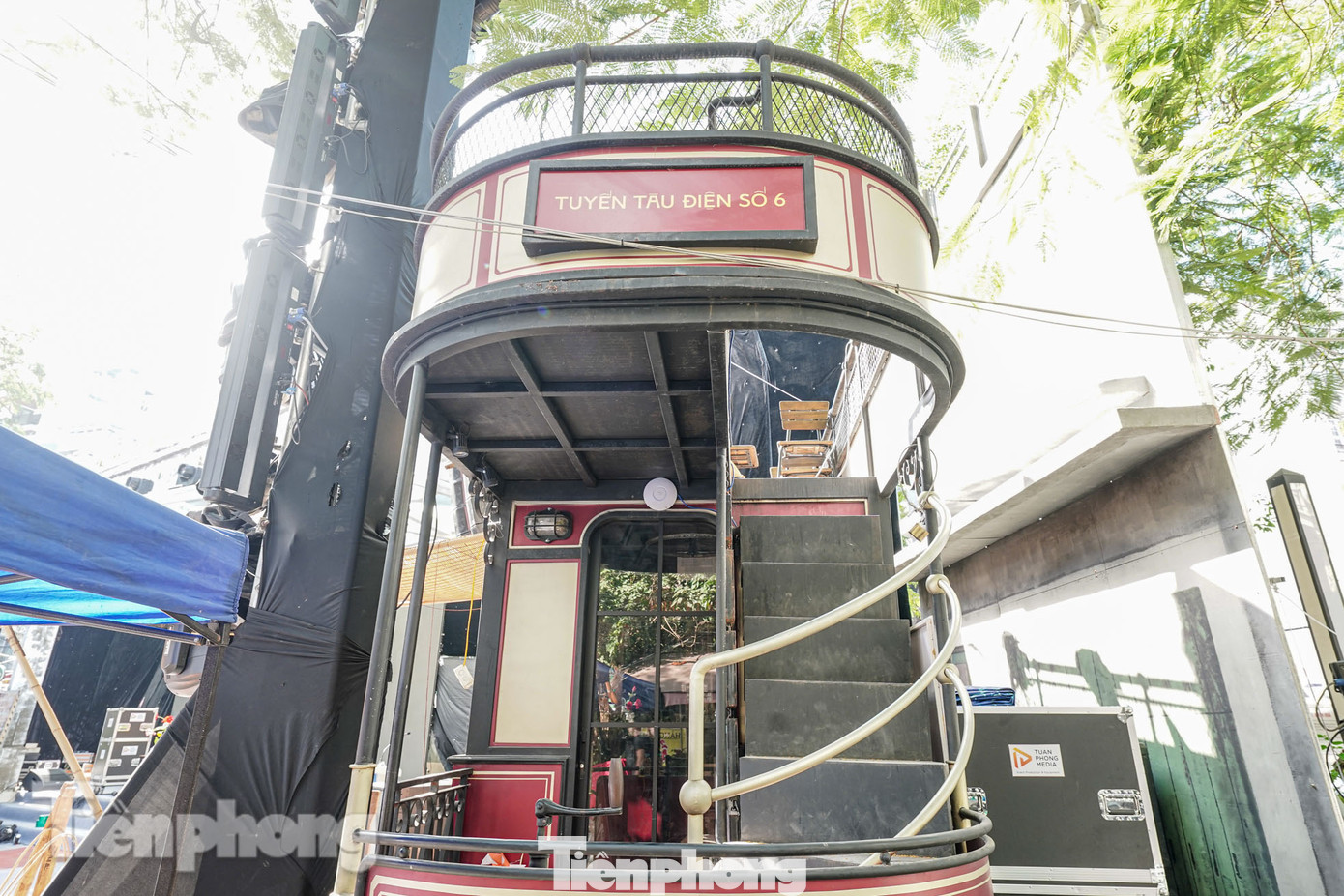 Lần đầu tiên tại Thủ đô, một không gian sự kiện được thiết kế công phu như một phim trường thực sự, với đầy đủ các chi tiết đặc trưng của thời kỳ này như các toa tàu điện cổ, cửa hàng bách hóa, và những cảnh sinh hoạt đời thường của người dân.