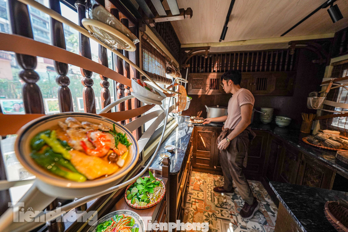 Bên trong tầng 1 giới thiệu các loại món ăn từ bún, phở, sợi... đến từ các vùng miền khác nhau.