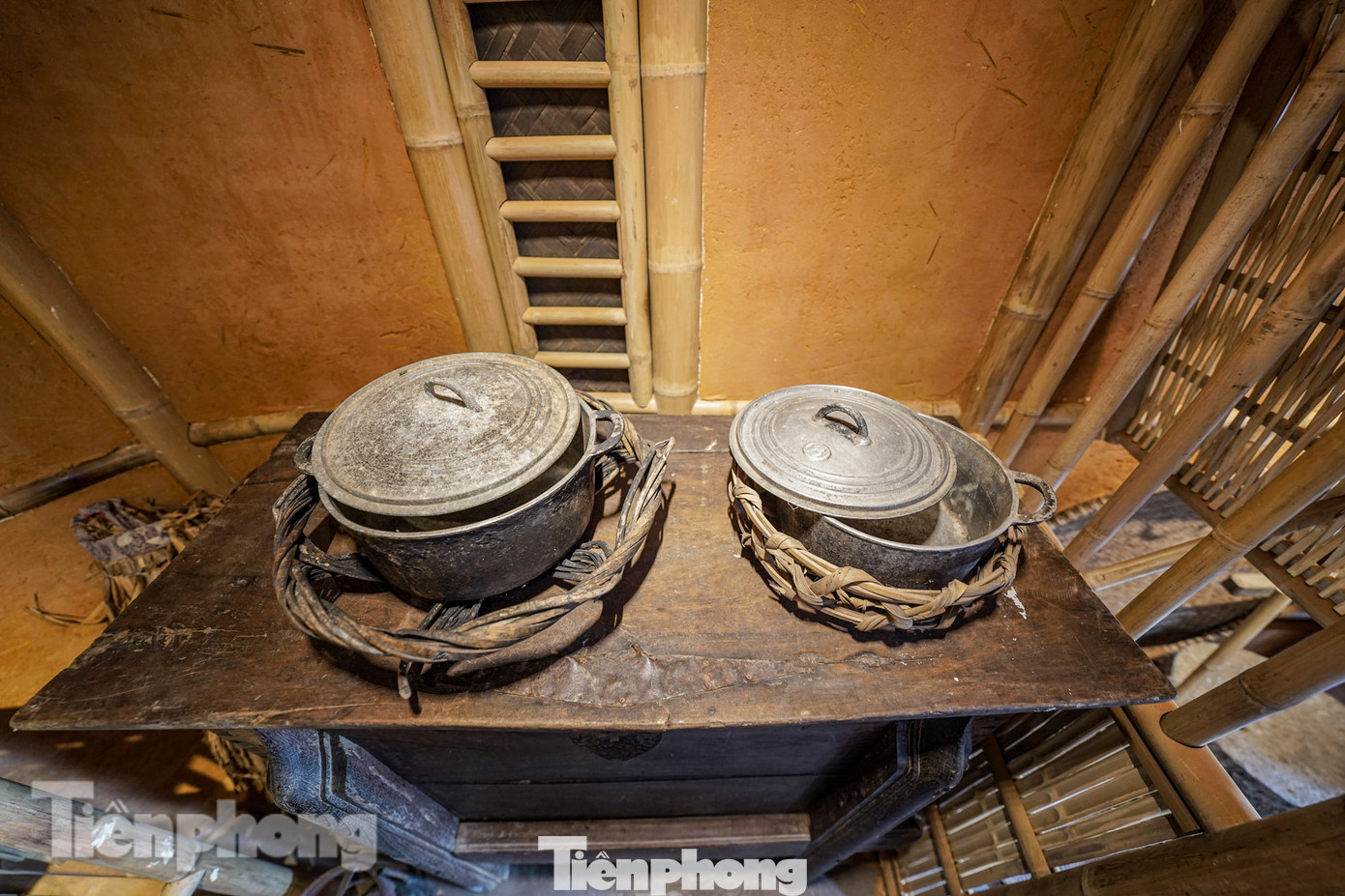 Không gian bếp đậm chất thời "ông bà anh" với lúa, rơm, thóc, gạo, mâm, nồi...