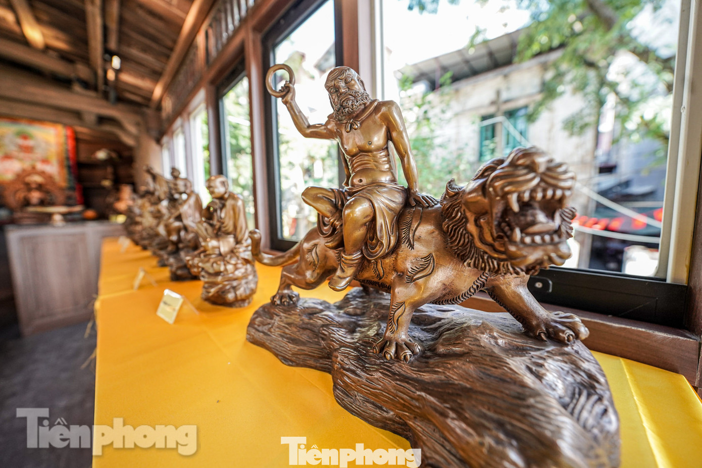 Các pho tượng được trưng bày ở tầng 2.