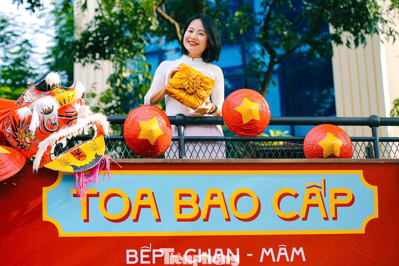 Điểm nhấn đặc biệt của "Đêm Trúc Bạch" là việc tái hiện không gian sống của người Hà Nội thời bao cấp một cách chân thực và sống động.