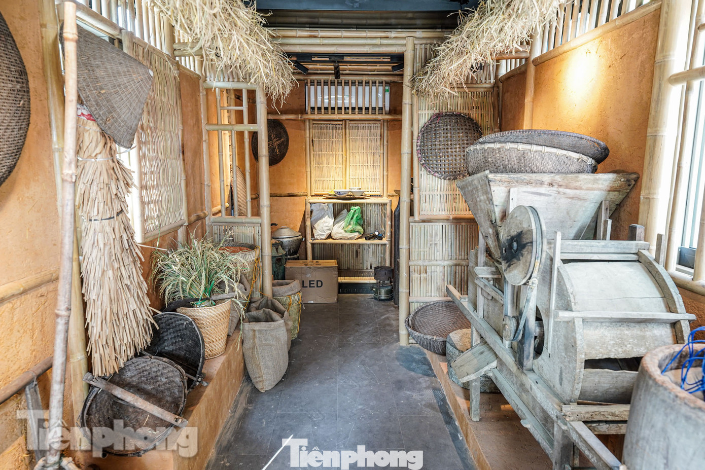 Không gian bếp đậm chất thời "ông bà anh" với lúa, rơm, thóc, gạo, mâm, nồi...