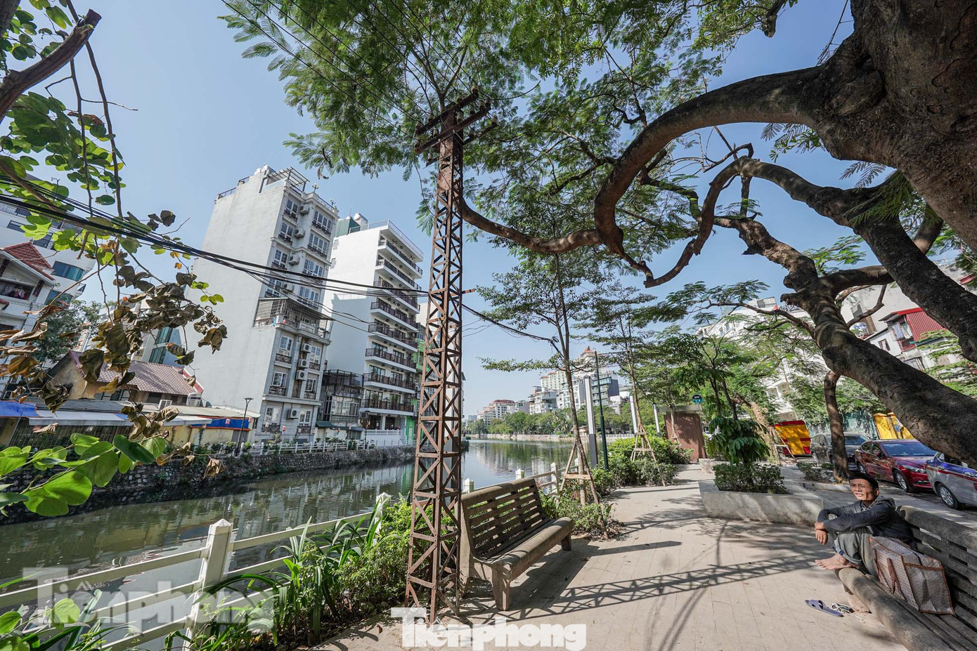 Du khách được chiêm ngưỡng những cây cột điện có tuổi đời trên 100 năm, máy nước công cộng, bảng tin tổ dân phố, cùng nhiều hiện vật mang đậm dấu ấn của một thời đã qua.