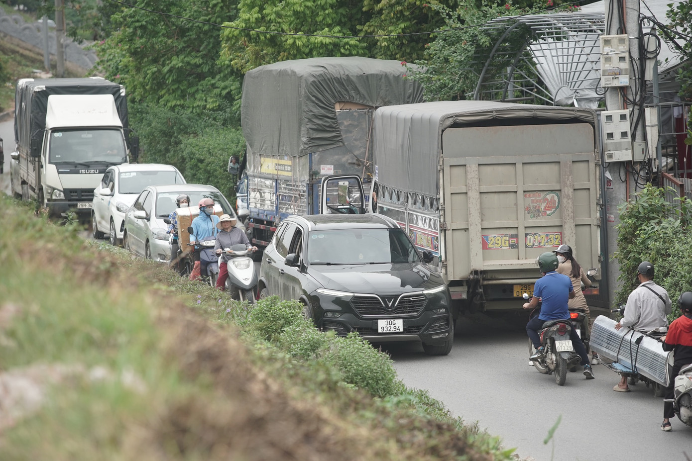 Ghi nhận của PV, do đoạn đê Yên Nghĩa bị cấm, các phương tiện buộc phải di chuyển hướng đi xuống đường ven chân đê. Tuy nhiên đường này nhỏ hẹp, xuất hiện nhiều xe tải trọng lớn nên thường xuyên xảy ra ùn tắc, thậm chí kẹt cứng nhiều giờ đồng hồ.