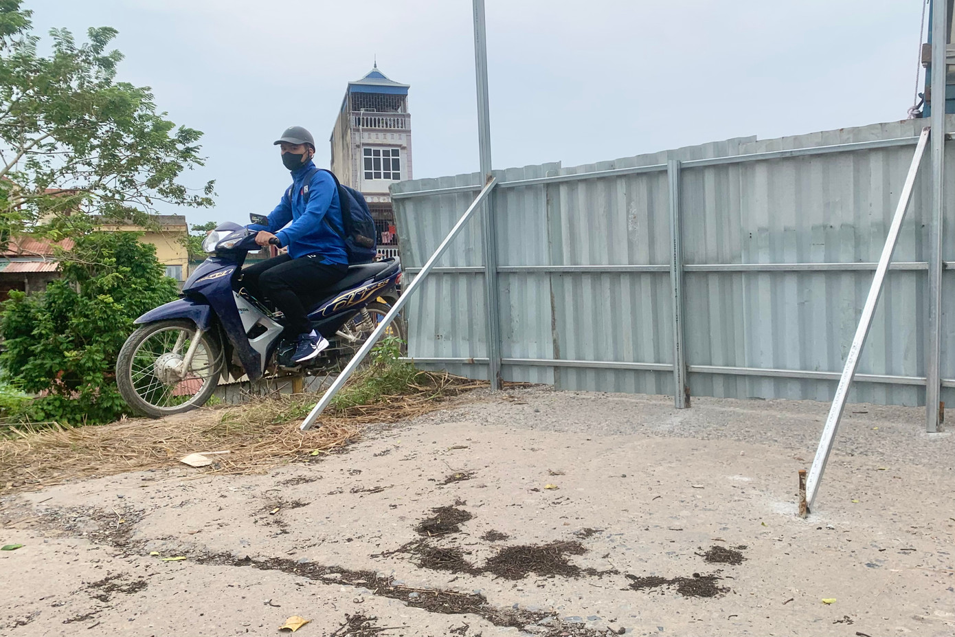 Nhiều phương tiện xe máy bất chấp nguy hiểm, vượt rào, băng qua đoạn đê đang bị sụt lún nghiêm trọng.